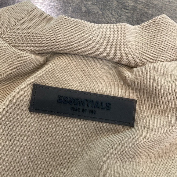ESSENTIALS FEAR OF GOD
Tan Cotton Raglan Short Sleeve Sweatshirt - Picture 4 of 5